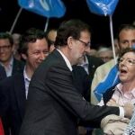 Fotgrafía facilitada por el Partido Popular del presidente del Gobierno, Marinao Rajoy, y la presenta de Aragón, Luisa Fernada Rudi, durante el mitin electoral celebrado esta tarde en Zaragoza
