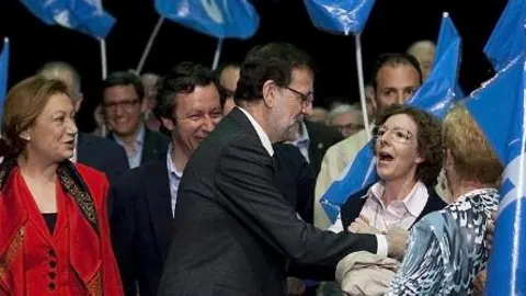 Fotgrafía facilitada por el Partido Popular del presidente del Gobierno, Marinao Rajoy, y la presenta de Aragón, Luisa Fernada Rudi, durante el mitin electoral celebrado esta tarde en Zaragoza