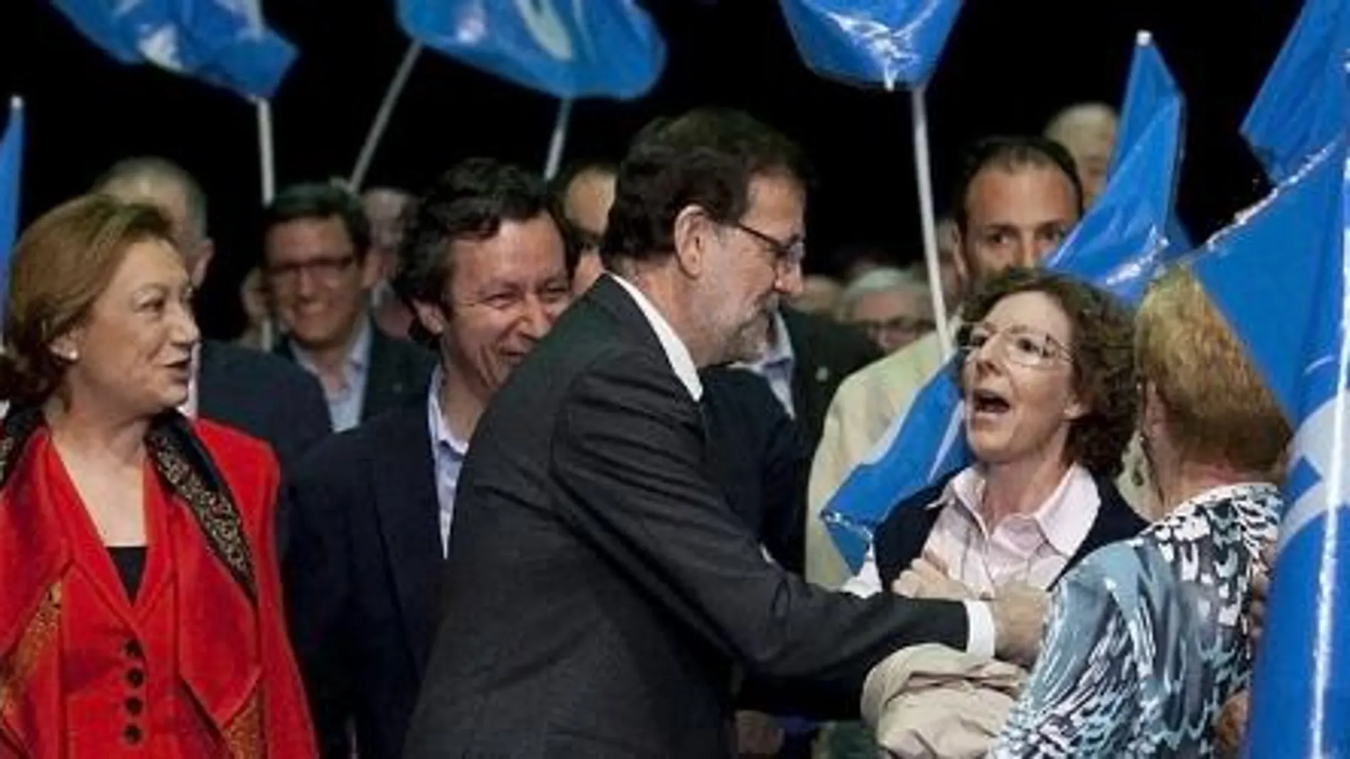 Fotgrafía facilitada por el Partido Popular del presidente del Gobierno, Marinao Rajoy, y la presenta de Aragón, Luisa Fernada Rudi, durante el mitin electoral celebrado esta tarde en Zaragoza