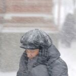 SHP02 MOSCÚ (RUSIA) 25/12/2014.- Una moscovita se cubre el oído al caminar por la Plaza Roja durante la primera gran nevada de este invierno en la ciudad de Moscú (Rusia), hoy, 25 de diciembre de 2014. La capital rusa amaneció hoy completamente cubierta con una capa de nieve de hasta 12 centímetros de nieve y con rachas de viento de hasta 17 metros por segundo. La nevada, que empezó a primera hora de la mañana, continuará durante toda la jornada, según el Servicio Meteorológico ruso. EFE/Maxim Shipenkov