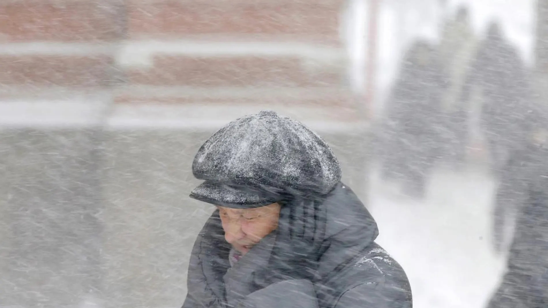 SHP02 MOSCÚ (RUSIA) 25/12/2014.- Una moscovita se cubre el oído al caminar por la Plaza Roja durante la primera gran nevada de este invierno en la ciudad de Moscú (Rusia), hoy, 25 de diciembre de 2014. La capital rusa amaneció hoy completamente cubierta con una capa de nieve de hasta 12 centímetros de nieve y con rachas de viento de hasta 17 metros por segundo. La nevada, que empezó a primera hora de la mañana, continuará durante toda la jornada, según el Servicio Meteorológico ruso. EFE/Maxim Shipenkov