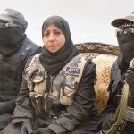 Um Fadi, de 45 años, viuda y madre de 9 hijos, con miembros del batallón perteneciente a la brigada Guraba al Sham