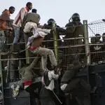Un centenar de inmigrantes protagoniza un asalto a la valla de Melilla el pasado mes de junio