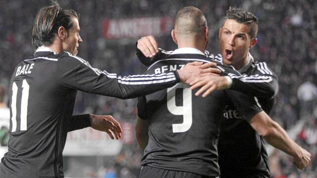 Cristiano se abraza con Benzema y Bale llega hacia ellos, tras el segundo gol del Madrid