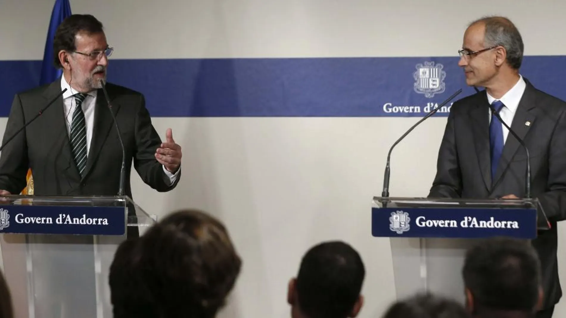 El presidente del Gobierno español, Mariano Rajoy, (iz), y el jefe del Gobierno de Andorra, Antoni Martí, (dch)