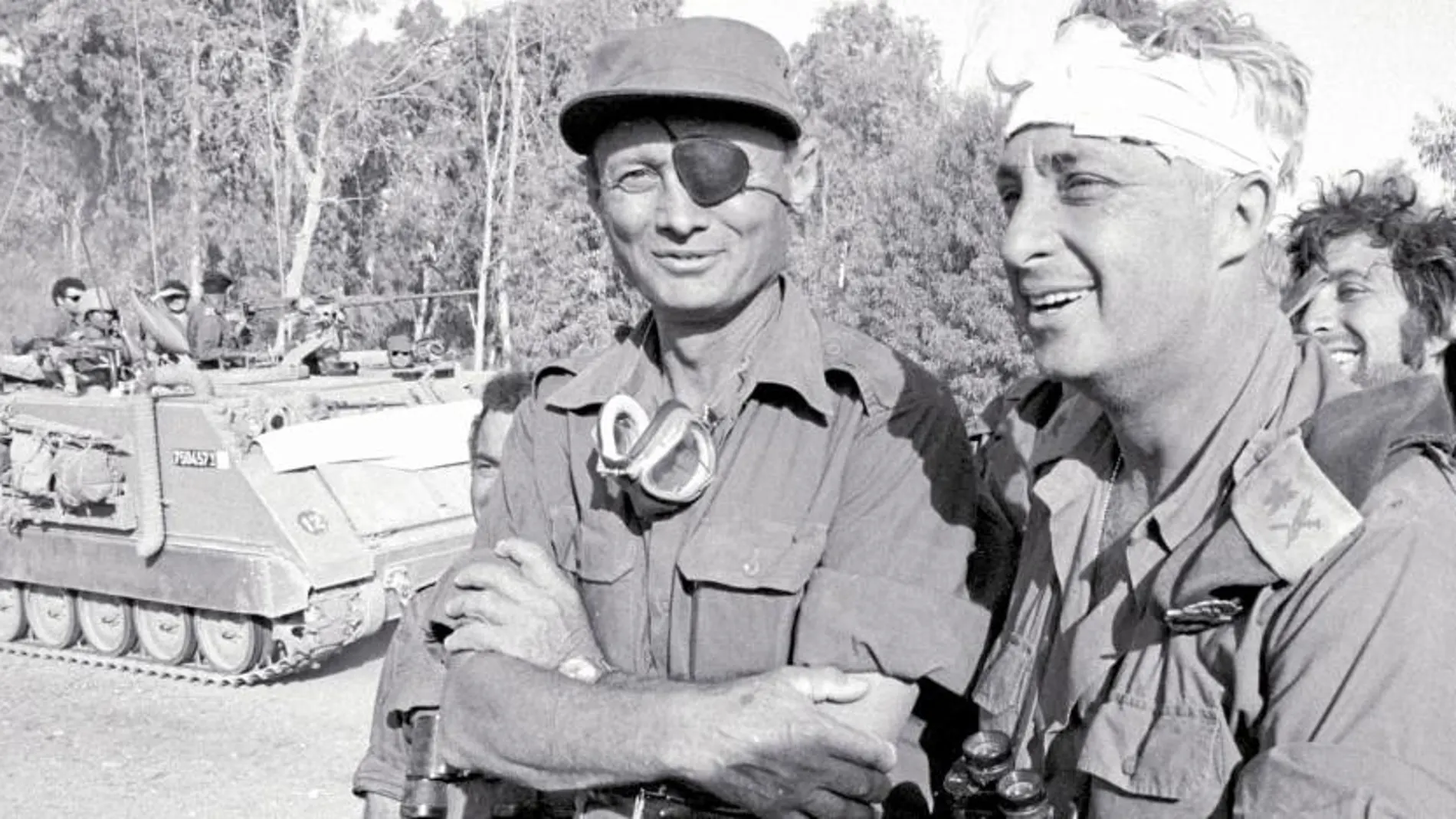 Ariel Sharon, en 1973, con la cabeza vendada por una herida de guerra, junto a Moshe Dayan