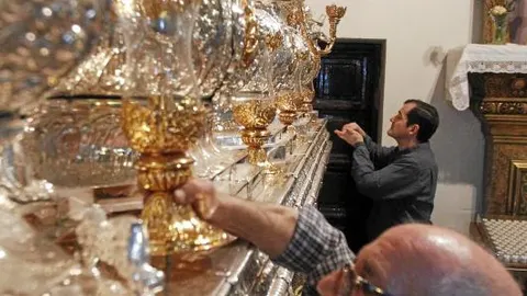 La Hermandad de «El Pobre» seguía acicalando los pasos que procesionarán el Jueves Santo