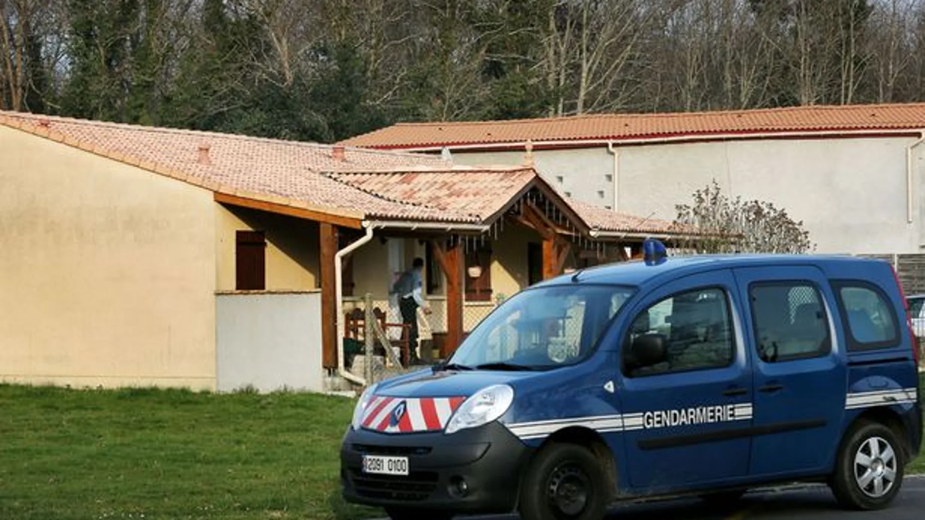Una patrulla de la Gendarmería junto a la casa en la que fueron localizados los cuerpos