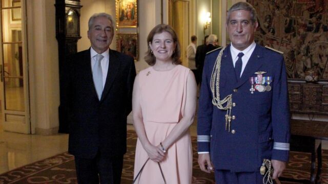 De izda a drcha.: el embajador de Portugal en España don José Tadeu da Costa Soares; la primera secretaria doña Ana Sofía Carvalhosa y el agregado de Defensa Coronel Tito Mendonça