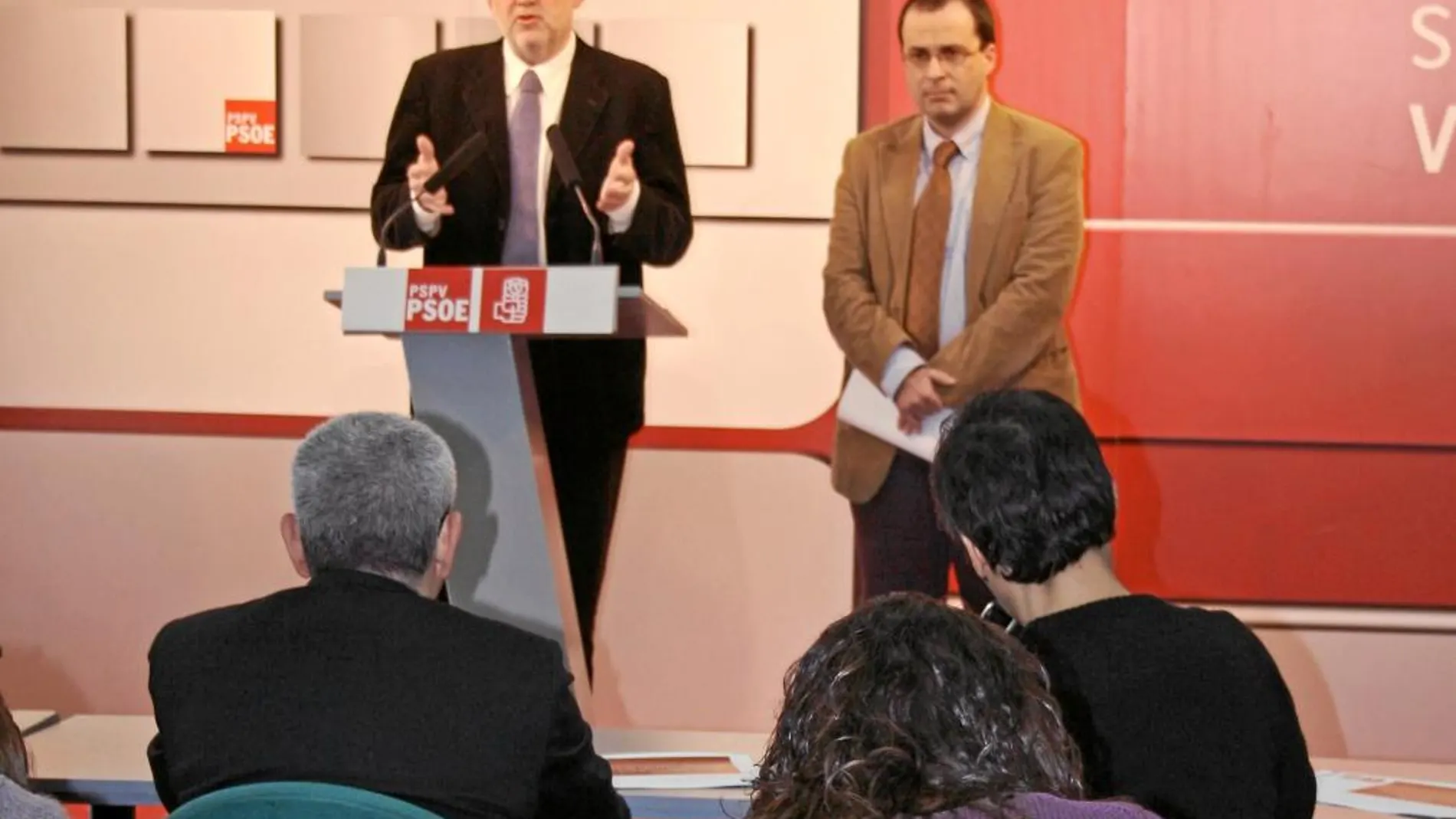El líder del PSPV, Ximo Puig, y el responsable de asuntos económicos, Julián López