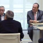 Mariano Rajoy y Fátima Báñez durante la reunión con los presidentes de la CEOE, Juan Rosell, y de CEPYME, Jesús Terciado, y los secretarios generales de CCOO, Ignacio Fernández Toxo, y de UGT, Cándido Méndez