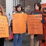 Varios trabajadores sociales protestaron ayer en la inauguración del museo de arte mudéjar
