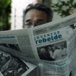 Un hombre lee un periódico cuya portada destaca el encuentro entre el expresidente Rodríguez Zapatero y Raúl Castro