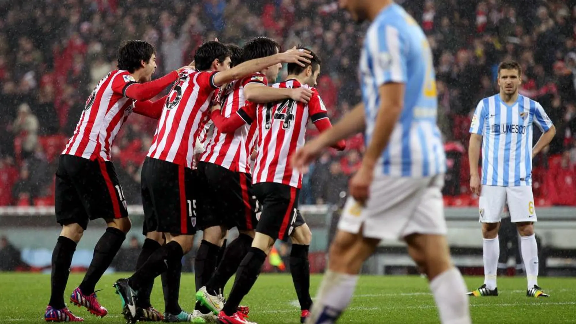 Los jugadores del Ath. de Bilbao celebran el primer gol del equipo bilbaino, durante el encuentro