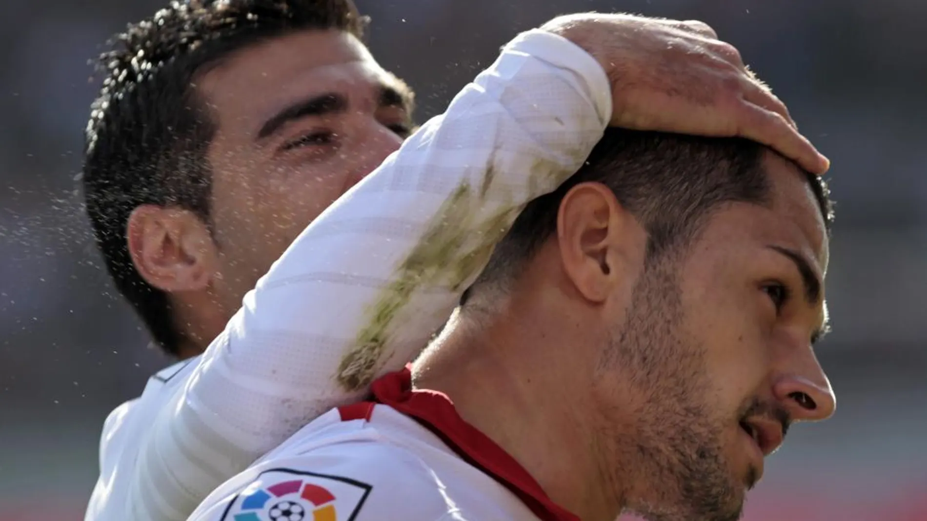 Jose Antonio Reyes (i), del Sevilla, felicita a su compañero Victor Machín tras marcar el primer gol ante el Getafe