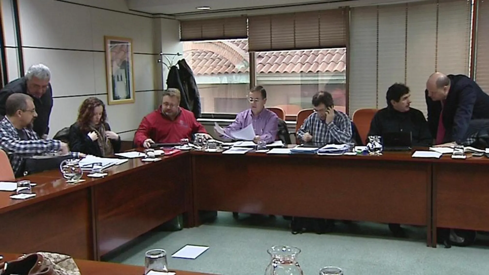 MADRID, 02/01/2013.- Representantes de los trabajadores de Paradores de Turismo esperan en la sede del SIMA la llegada de los representantes de la dirección de esa red hostelera para negociar el expediente de regulación de empleo (ERE) presentado en Paradores. EFE TV