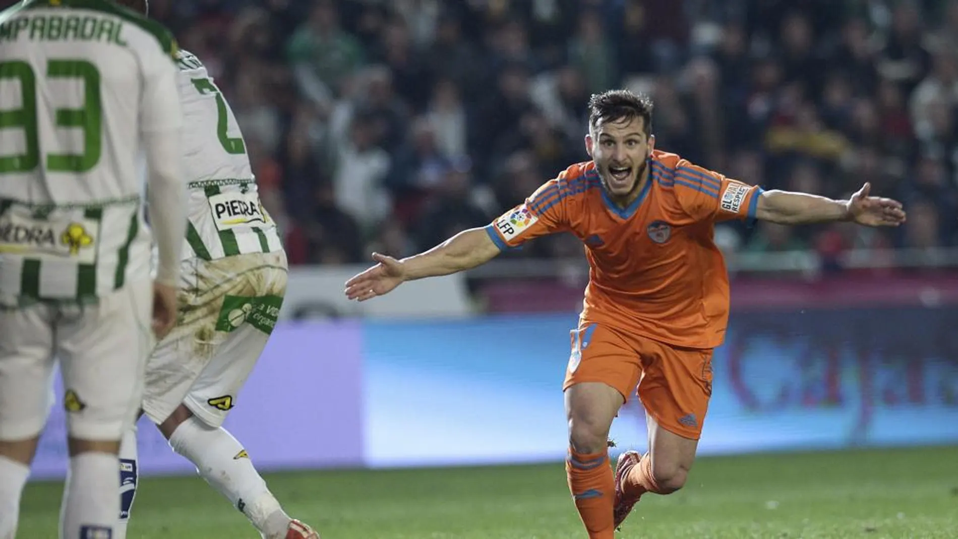 Pablo Piatti celebra el gol que acaba de marcar, el segundo para el equipo.