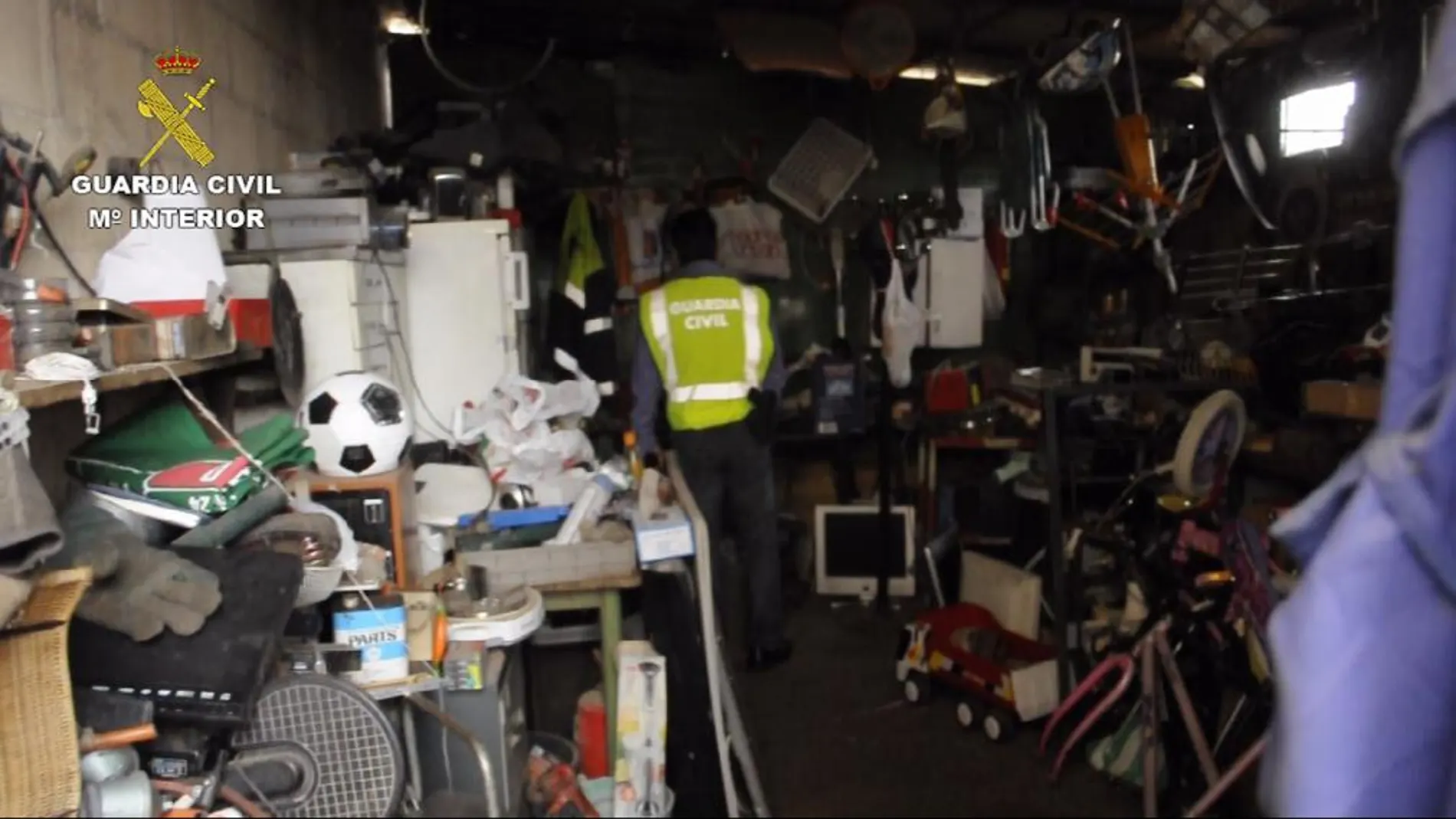 Imagen de uno de los almacenes registrados por la Guardia Civil