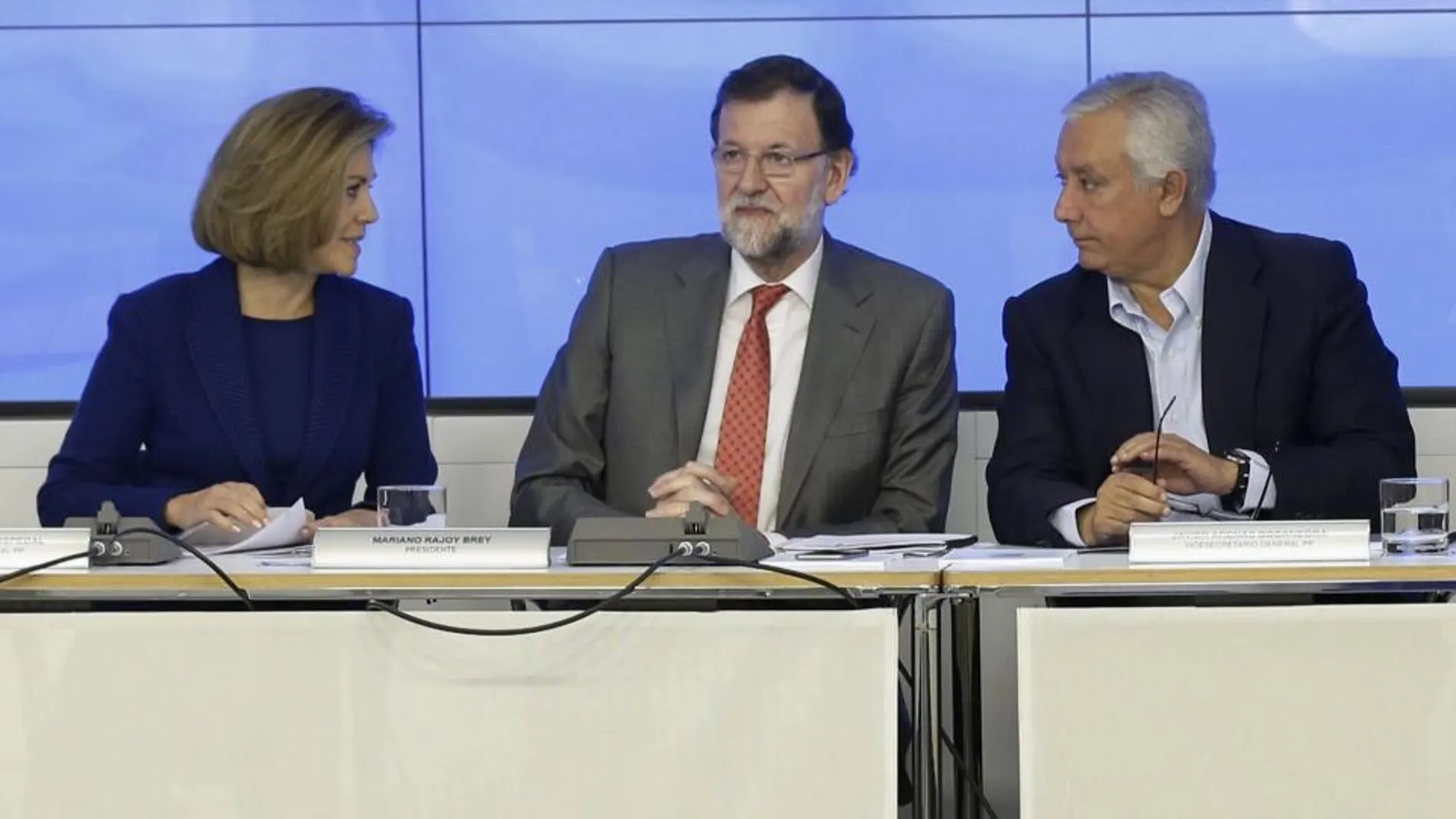 Mariano Rajoy, conversa con María Dolores de Cospedal, y con Javier Arenas, al inicio del Comité Ejecutivo Nacional reunido hoy.