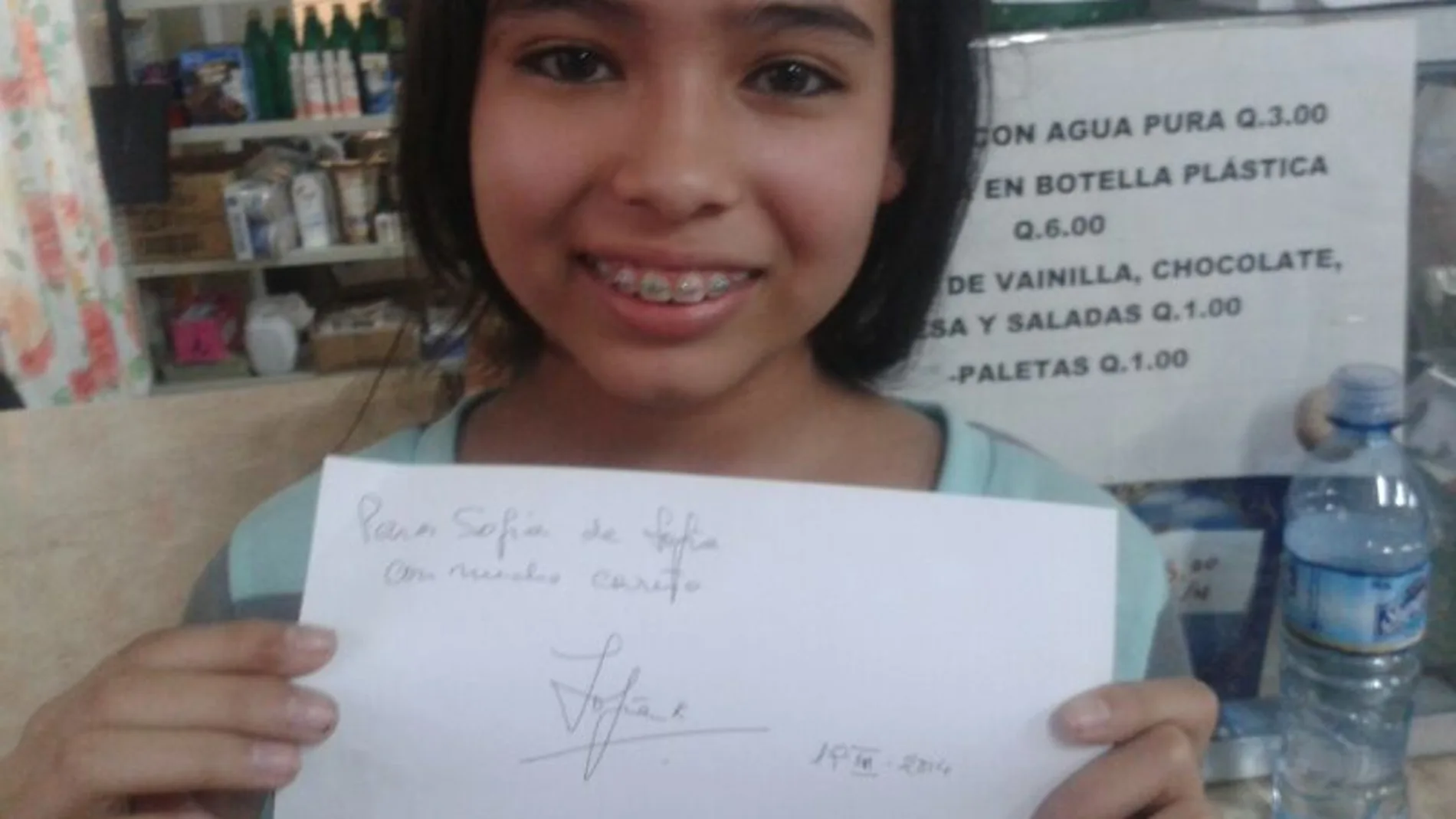Ayer consiguió el primero: la Reina le firmó un sencillo autógrafo de tú a tú: "de Sofía para Sofía"