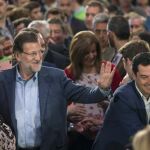 El presidente del Gobierno, Mariano Rajoy, y el candidato de esta formación a presidir la Junta de Andalucía, Juanma Moreno, saludan a los asistentes al comienzo del acto de presentación, hoy en Sevilla, de los 109 candidatos del PP al Parlamento de Andalucía