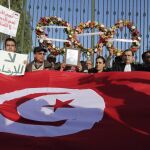 Manifestación en solidaridad con las víctimas en el exterior del Museo Nacional de Bardo en Túnez (Túnez).