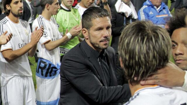 El entrenador argentino del Atlético de Madrid Diego Simeone felicita a los jugadores del Real Madrid