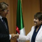 Finalizada la entrevista entre ambos personajes, Nouria Benghabrit despidió al Presidente de Paz y Cooperación Joaquín Antuña con un fraternal apretón de manos delante de la bandera de Argelia.