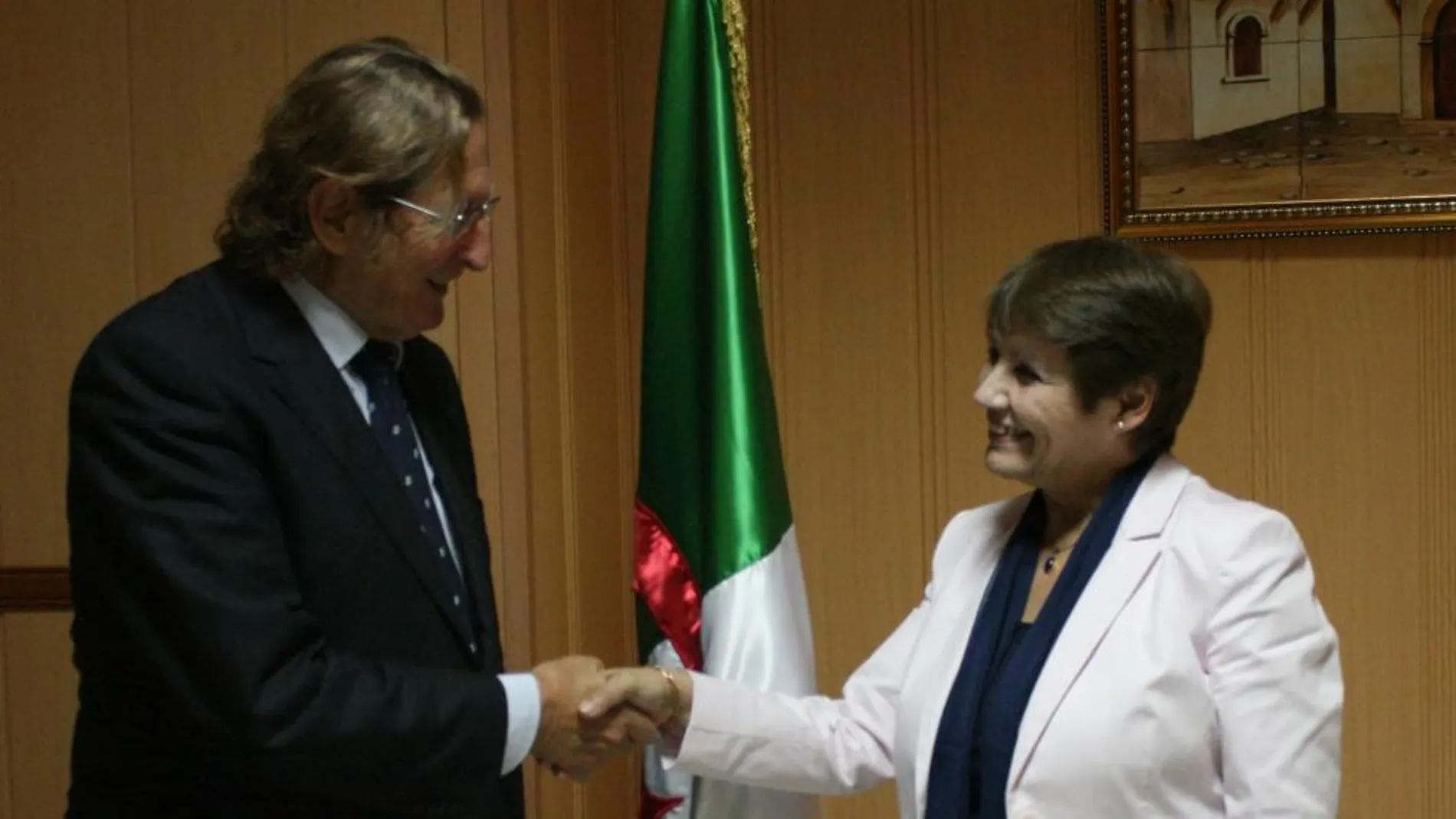 Finalizada la entrevista entre ambos personajes, Nouria Benghabrit despidió al Presidente de Paz y Cooperación Joaquín Antuña con un fraternal apretón de manos delante de la bandera de Argelia.