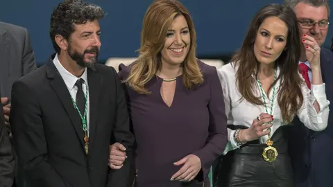 La presidenta de la Junta de Andalucía, Susana Díaz (c), con el cineasta sevillano Alberto Rodríguez, nombrado Hijo Predilecto, y la cantante Malú (d), distinguida con la Medalla de Andalucía con motivo de la celebración hoy en el Teatro de La Maestranza de Sevilla del Día de la Comunidad
