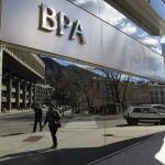 La sede del gobierno de Andorra reflejada en la fachada de la sede principal de Banca Privada de Andorra (BPA)