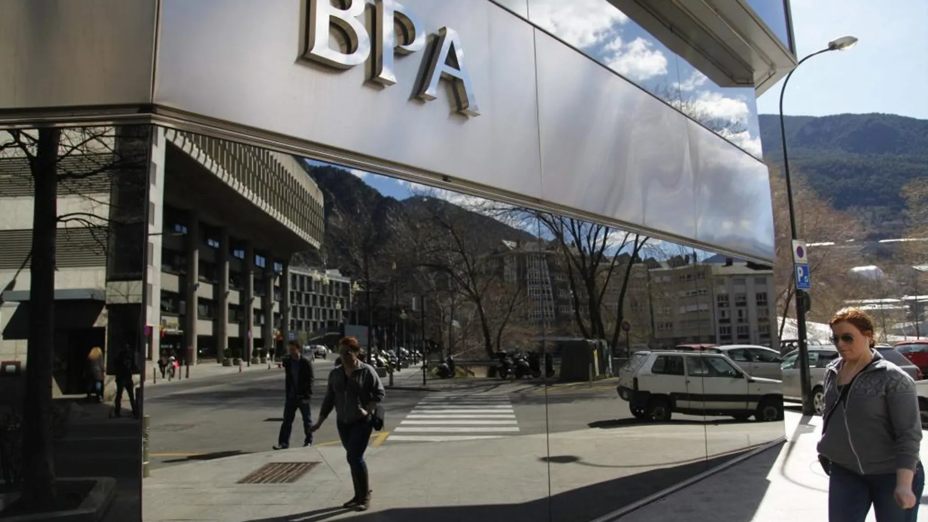 La sede del gobierno de Andorra reflejada en la fachada de la sede principal de Banca Privada de Andorra (BPA)