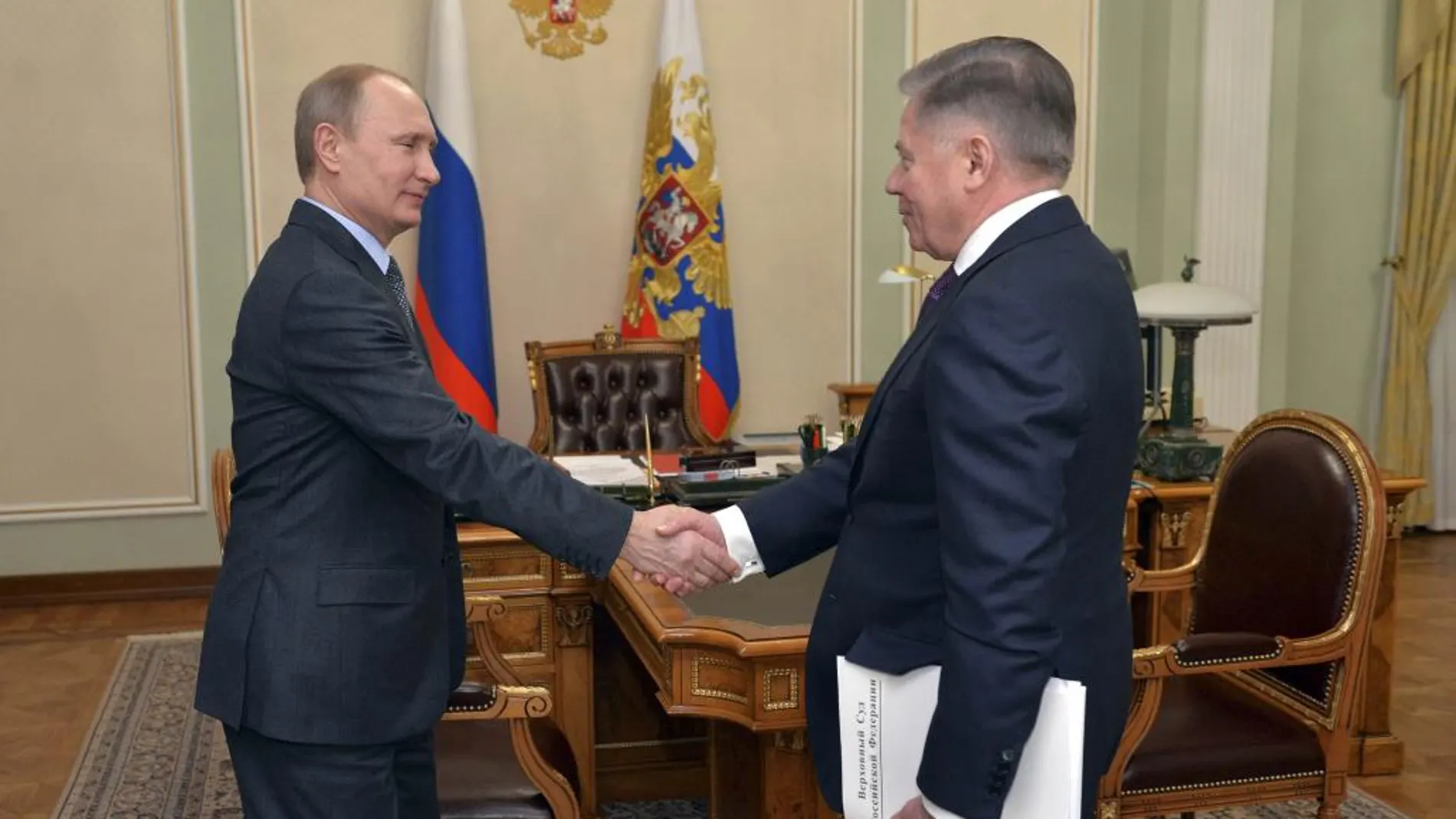 El presidente ruso, Vladimir Putin saluda al presidente del Tribunal Supremo, Viacheslav Lébedev