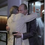 El Rey Juan Carlos y el presidente electo de Uruguay, Tabaré Vázquez, se saludan antes de la reunión que mantuvieron hoy en el hotel Four Points en Montevideo