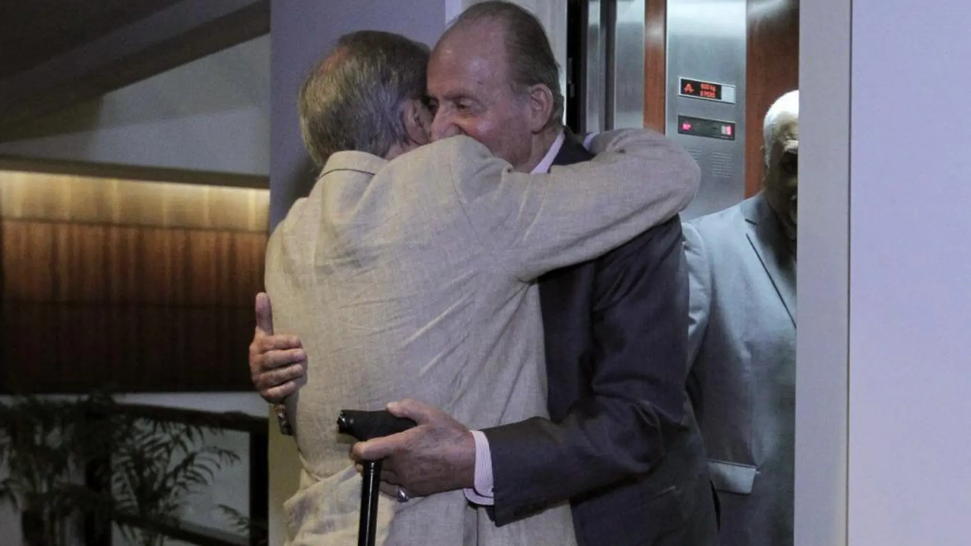 El Rey Juan Carlos y el presidente electo de Uruguay, Tabaré Vázquez, se saludan antes de la reunión que mantuvieron hoy en el hotel Four Points en Montevideo
