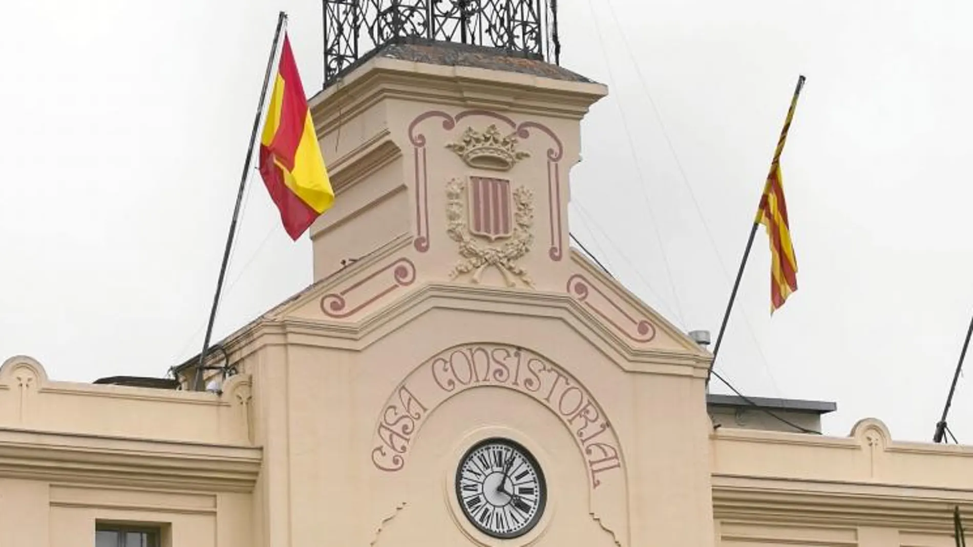 Fachada del Ayuntamiento de Sant Sadurní d'Anoia, capital del cava, donde ondea la bandera española junto a la enseña catalana