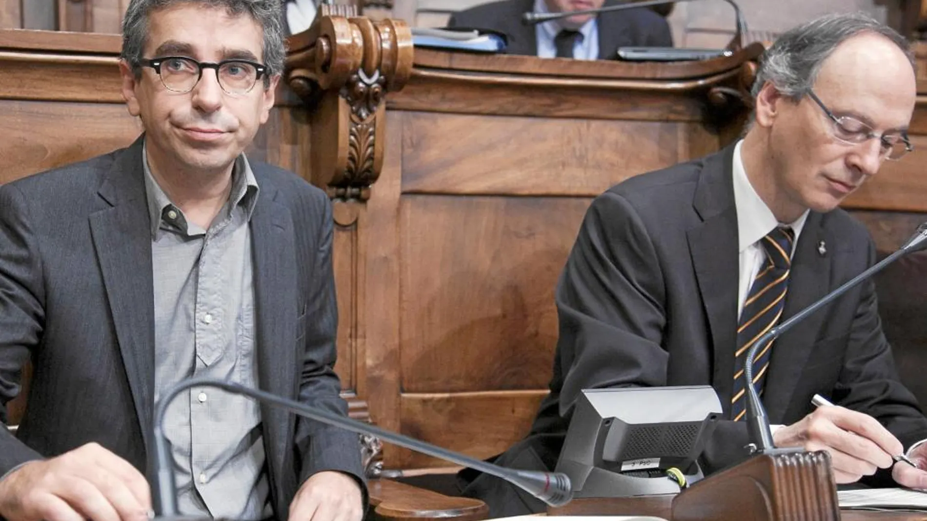 De los once integrantes del PSC en el Ayuntamiento, siete votaron en contra de la declaración soberanista, tres se ausentaron y uno, Jordi Martí (sobre estas líneas), se abstuvo.