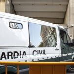 Un furgón de la Guardia Civil sale de la Audiencia Provincial con varios de los detenidos por la «operación Púnica»