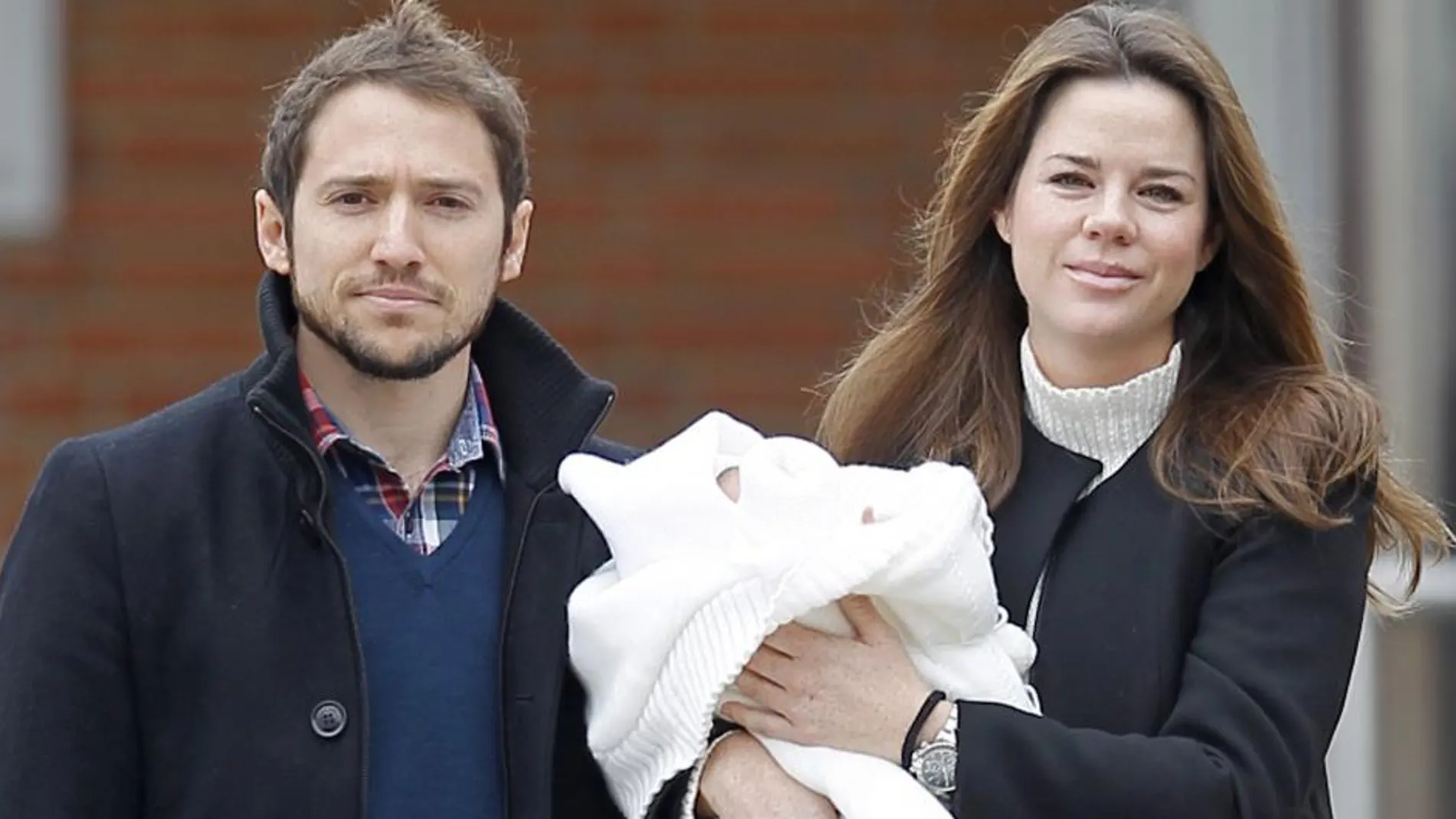 El cantante Manuel martos y Amelia Bono durante la presentación de su hijo Gonzalo.