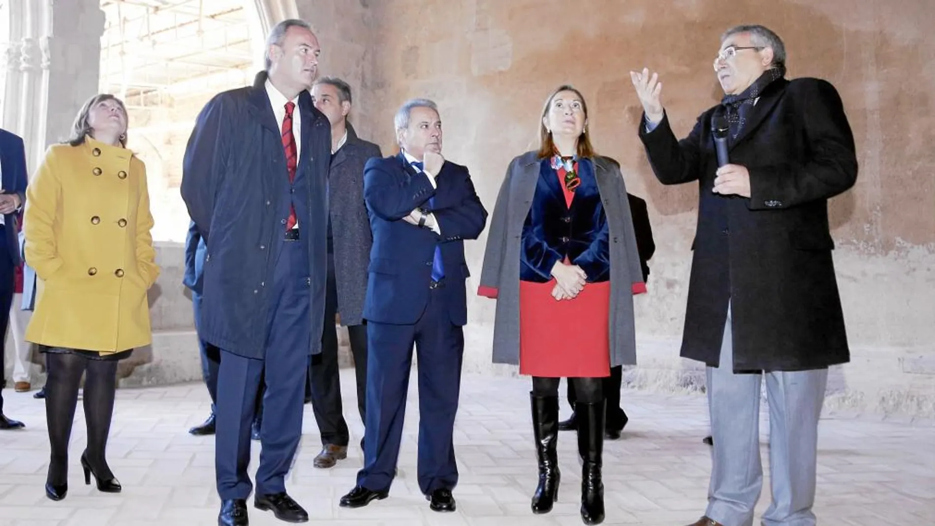 El presidente Fabra junto al alcalde de Xàtiva, Alfonso Rus, y la ministra de Fomento, Ana Pastor, durante la visita al convento de Santo Domingo