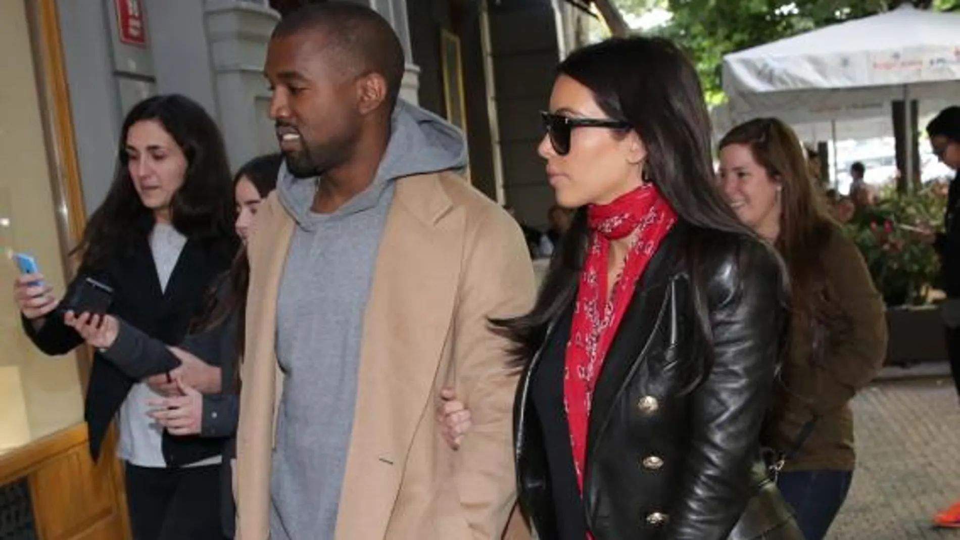 Kim Kardashian y Kanye West visitaron varias tiendas de lujo en Praga