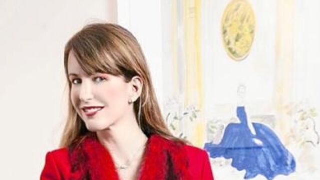 Vega con un abrigo rojo de Thom Browne
