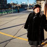 Eleanor McCullen, de 77 años, junto a la línea que delimita la zona de exclusión de una clínica abortiva
