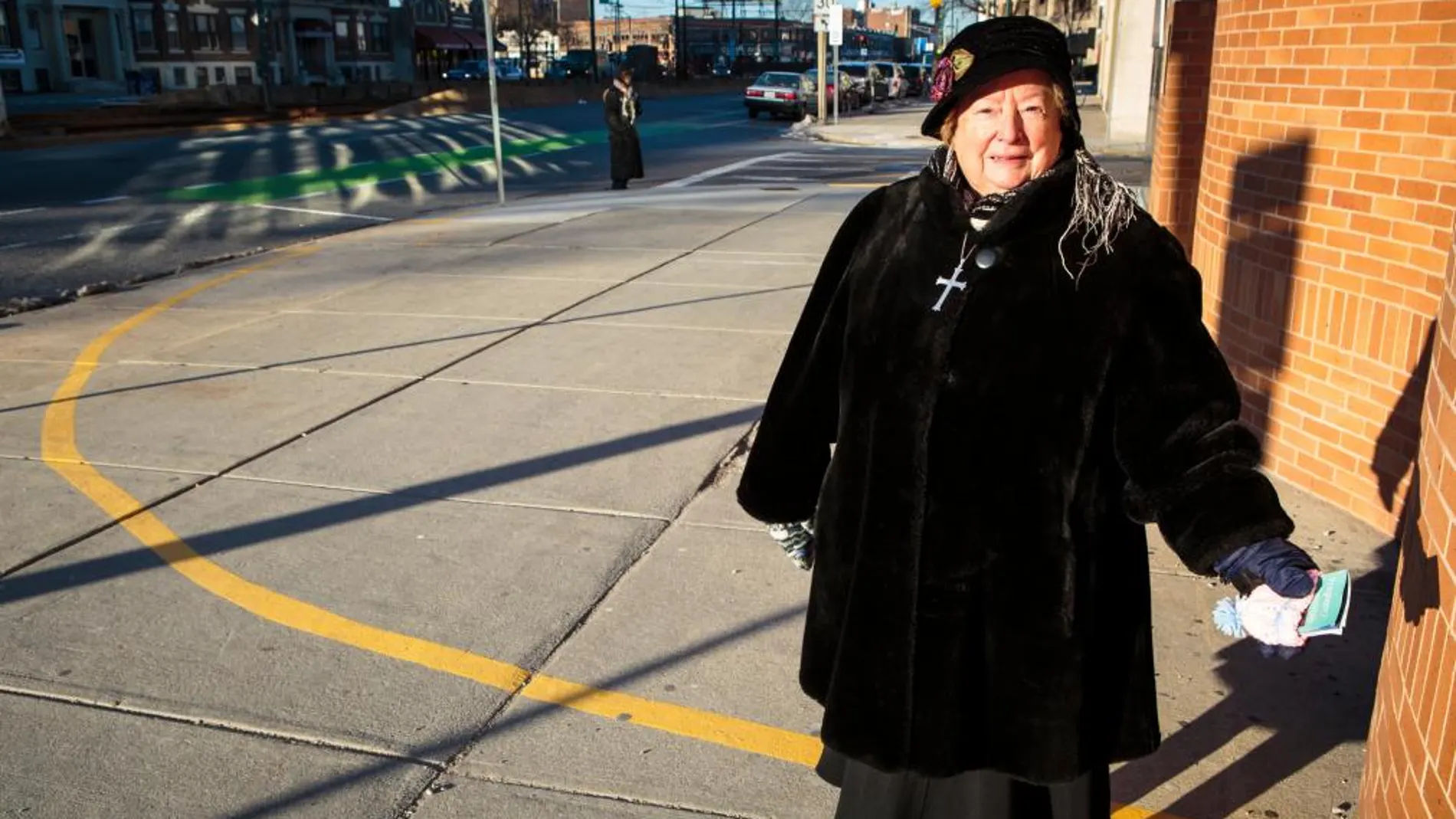 Eleanor McCullen, de 77 años, junto a la línea que delimita la zona de exclusión de una clínica abortiva