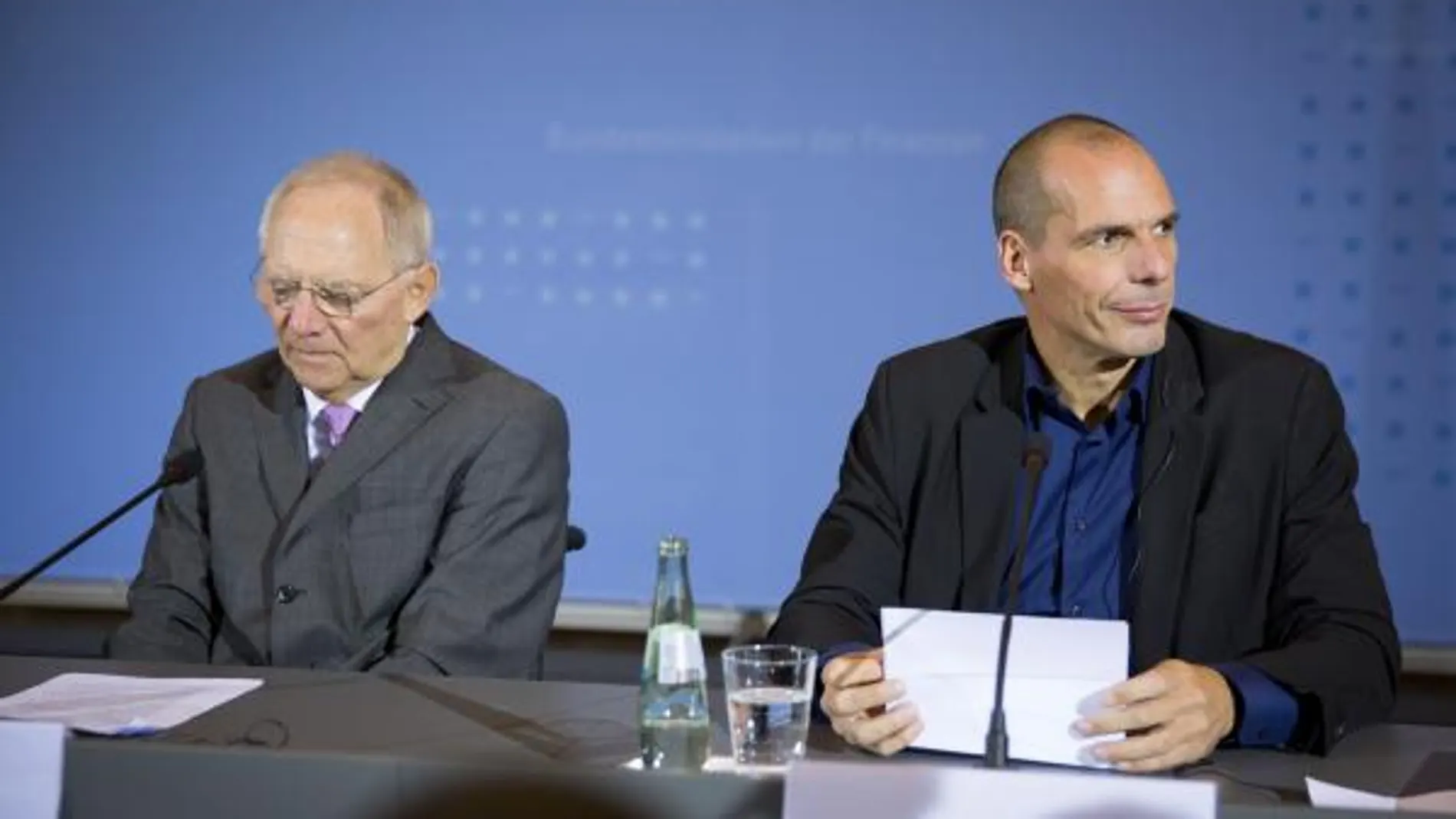 Wolfgang Schaeuble y Yanis Varoufakis en Berlín.