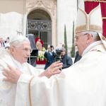 El Papa Francisco y Benedicto XVI se abrazaron antes del acto de canonización de Juan Pablo II y Juan XXIII, que tuvo lugar ayer en la plaza de San Pedro de El Vaticano