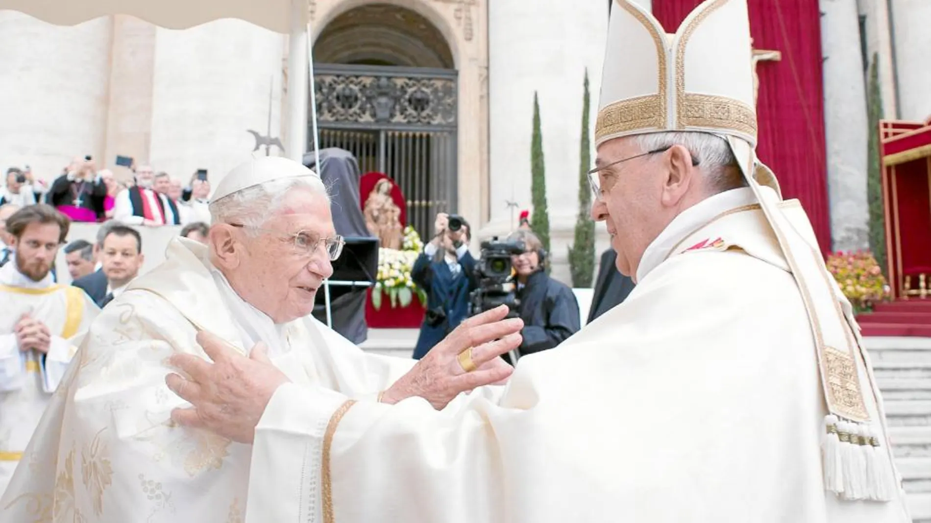 El Papa Francisco y Benedicto XVI se abrazaron antes del acto de canonización de Juan Pablo II y Juan XXIII, que tuvo lugar ayer en la plaza de San Pedro de El Vaticano