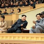 Kim Jong-un presencia junto a Dennis Rodman un partido de baloncesto entre exjugadores de la NBA y jugadores norcoreanos