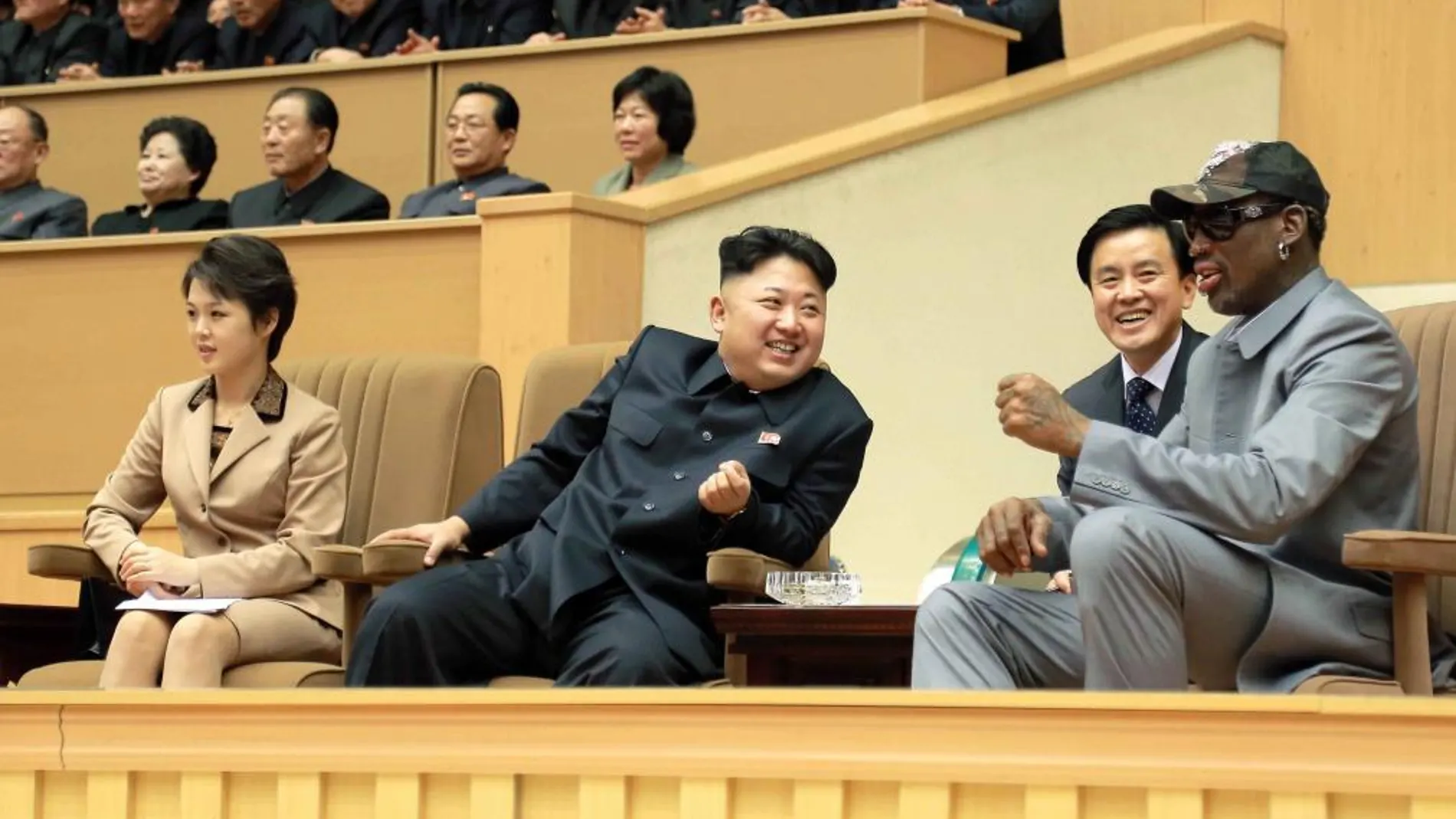 Kim Jong-un presencia junto a Dennis Rodman un partido de baloncesto entre exjugadores de la NBA y jugadores norcoreanos