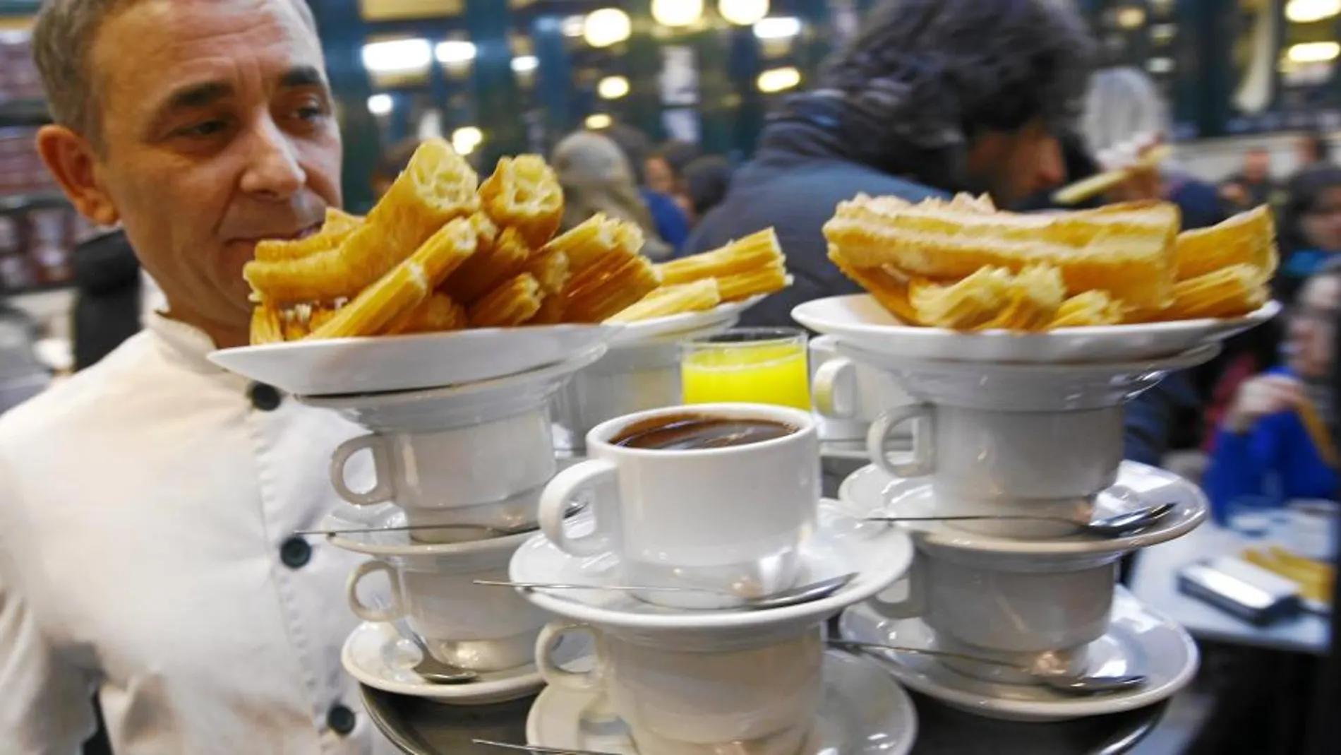 Novedad: tazas blancas «out», naranjas o crema «in»: Esta estampa de las tazas blancas repletas de chocolate que en toda España es típica acompañada de churros, porras o buñuelos, puede cambiar en el futuro. No se trata de modas, sino de que el espeso líquido sabe mejor en recipiente naranja que en níveo o rojo. Así lo cuentan en su estudios dos investigadores de la Universidad Politécnica de Valencia y de Oxford (Inglaterra)